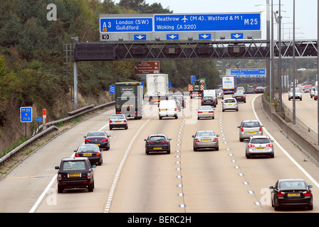 M25 Autostrada con traffico pesante Foto Stock