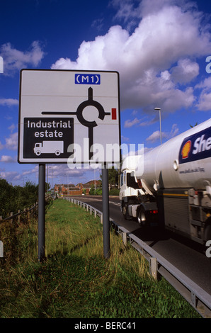 Autoarticolato passando cartello stradale a dare indicazioni per i conducenti di automezzi pesanti di industrial estate vicino a Leeds Yorkshire Regno Unito Foto Stock