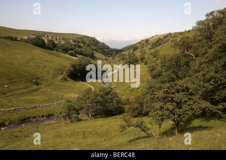 Smardale viadotto ferroviario e di scandalo di Beck che fluisce attraverso Smardale Gill Riserva Naturale Nazionale Cumbria, Regno Unito Foto Stock