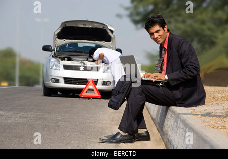 Executive al lavoro su un notebook Foto Stock