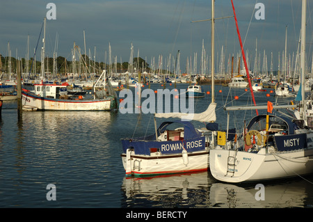 Yacht ormeggiati in porto a Lymington, Hampshire, Inghilterra, Regno Unito Foto Stock