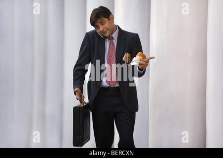 Imprenditore parlando al telefono cellulare Foto Stock