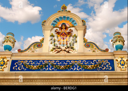 Zsolnay architectural piastrelle su un negozio a Pecs, Ungheria Foto Stock