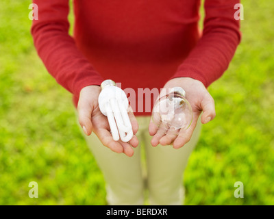 Donna che mantiene le lampadine. Messa a fuoco selettiva, ad alto angolo di visione Foto Stock