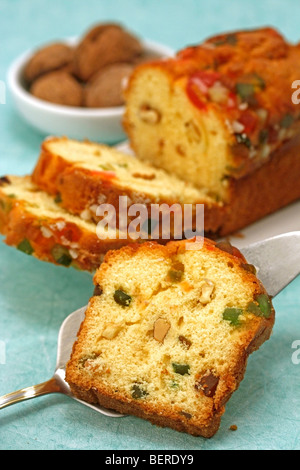 Plum cake con noci. Ricetta disponibile. Foto Stock