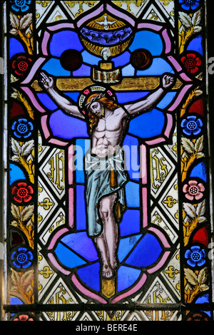 Un diciassettesimo secolo vetrata raffigurante Gesù sulla croce, la chiesa di San Pietro, Allexton, Leicestershire Foto Stock