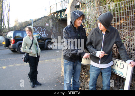 Attacco nella strada della criminalità adolescenziale Foto Stock