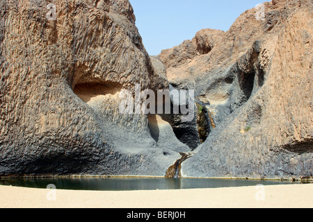 La cascata nel oasi di Timia nell'Aïr montagne / Aïr massiccio, Niger, Africa occidentale Foto Stock