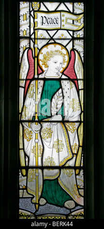 Una vetrata raffigurante l'Angelo della Pace di Herbert Bryans (artista e Heasman), St Martin's Church, Glandford, Norfolk Foto Stock