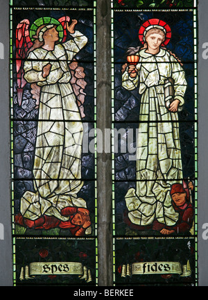 Una vetrata raffigurante Fides e Spes, o fede e speranza, di William Morris & Co. Chiesa di Sant'Andrea e St Mary, Langham, Norfolk Foto Stock