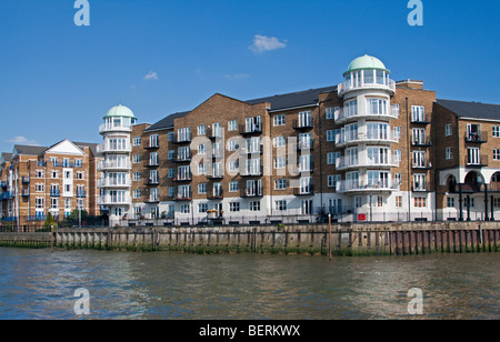 Moderno appartamento isolati sulla riva del fiume Tamigi, Londra, Inghilterra Foto Stock