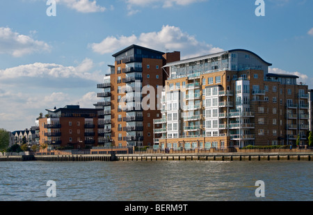 Moderno appartamento isolati sulla riva del fiume Tamigi, Londra, Inghilterra Foto Stock