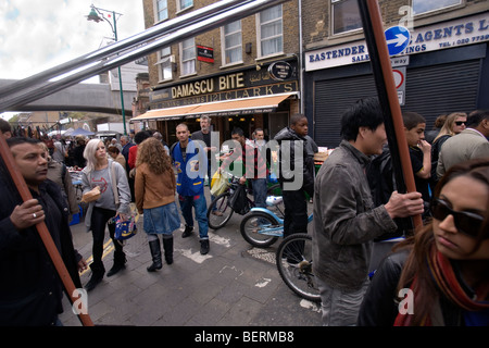 Brick Lane market scene, Londra Foto Stock