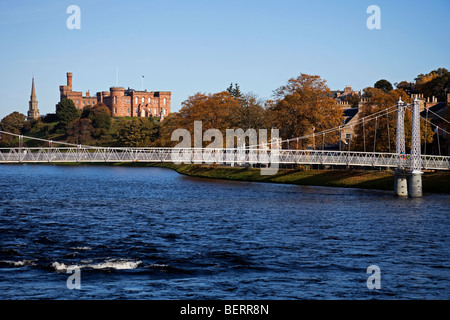 Il Footbridge che attraversano il fiume Ness, con Inverness Castle in background Inverness-shire, Scozia UK Europa Foto Stock