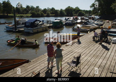 Il fiume Tamigi molo privato per imbarcazioni da diporto e imbarcazioni a noleggio Twichenham Surrey barche a noleggio. 2000S UK HOMER SYKES Foto Stock