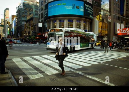 Un autobus si trasforma in Times Square a New York Foto Stock