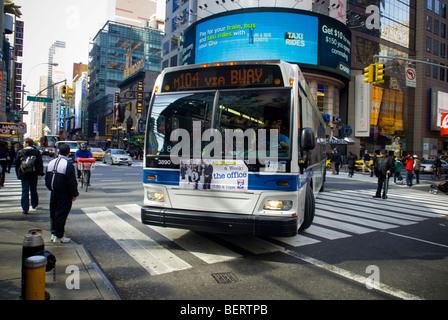 Un autobus si trasforma in Times Square a New York Foto Stock