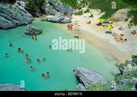 I nuotatori in piccola baia a ferro di cavallo Bay Beach in South Shore Park sull'isola delle Bermuda Foto Stock