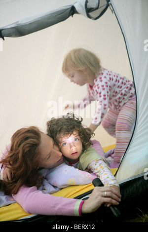 Tenda da campeggio vacanza con la madre e due piccole figlie Foto Stock