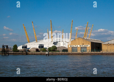 O2 Stadium e depositi sulle rive del fiume Tamigi a Londra, Inghilterra Foto Stock