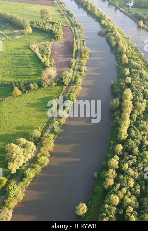 I campi, praterie, area boschiva lungo il fiume Schelda dall'aria, la valle del fiume Schelda, Belgio Foto Stock