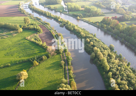 I campi, praterie, area boschiva lungo il fiume Schelda dall'aria, la valle del fiume Schelda, Belgio Foto Stock