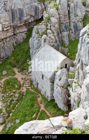 St Govan della cappella di nascosto in scogliere da St Govan's Head, Pembrokeshire, Galles Foto Stock