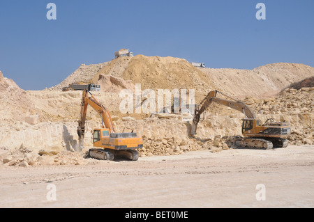 Fase di costruzione per l'espansione di una discarica in Maghtab Malta Foto Stock