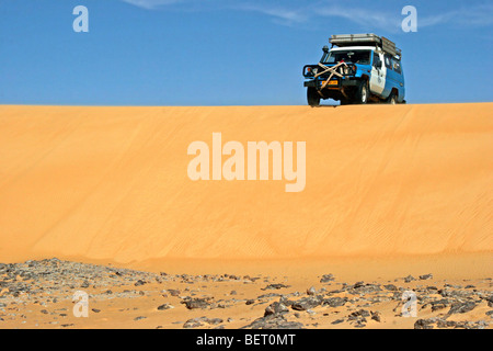 Veicolo a quattro ruote motrici in Erg di Bilma, Dune Mare nel Ténéré regione desertica, a sud del Sahara centrale, Niger, Africa occidentale Foto Stock