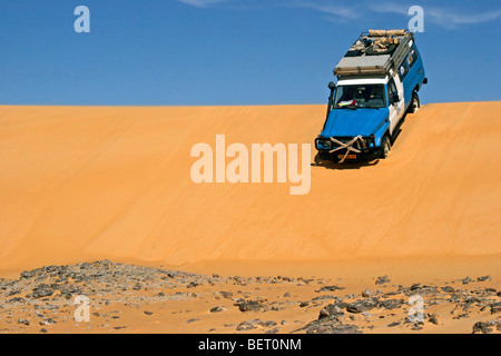 Veicolo a quattro ruote motrici in Erg di Bilma, Dune Mare nel Ténéré regione desertica, a sud del Sahara centrale, Niger, Africa occidentale Foto Stock