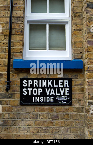 Sprinkler valvola di arresto all'interno del segno su un muro di mattoni a Richmond upon Thames Surrey, Inghilterra Foto Stock