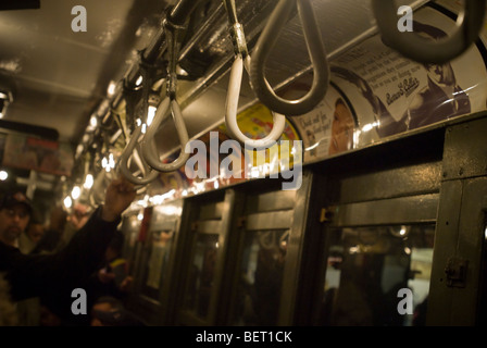 I Newyorkesi, i turisti e gli appassionati della metropolitana travel allo Yankee Stadium nel Bronx da un MTA Nostalgia treno Foto Stock