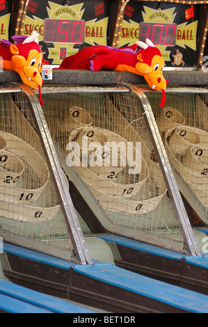 Skee giochi con la palla in un parco di divertimenti Foto Stock