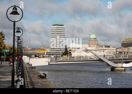 Dublin city skyline con Liberty Hall, la Guglia del millennio e il Customs House visto da vicino il Sean O'Casey passerella Foto Stock