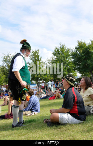 Uomo in tedesco tradizionale costume di Oktoberfest in Addison, Texas - la seconda più grande Oktoberfest nel mondo al di fuori di Monaco di Baviera Foto Stock