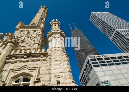 Basso angolo vista della vecchia Chicago Water Tower e grattacieli a Chicago, Illinois, Stati Uniti d'America Foto Stock