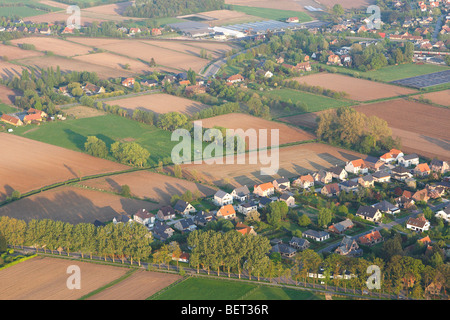 Lo sviluppo del nastro in zona agricola con i campi, praterie e siepi dall'aria, Belgio Foto Stock