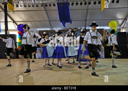 Il tedesco balli folcloristici durante l'Oktoberfest in Addison, Texas, Stati Uniti d'America Foto Stock