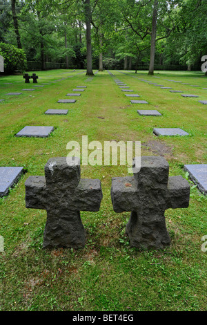 Croci in pietra e WW1 lapidi in tedesco Prima guerra mondiale un cimitero militare nella foresta Praatbos, Vladslo, Belgio Foto Stock