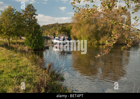 Piacere cruiser avvicinando Hambleden Lock sul Fiume Tamigi vicino a Henley, Oxfordshire, Regno Unito Foto Stock