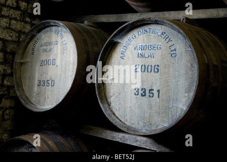 Ardbeg distilleria di whisky di barili, isola di Islay, SCOZIA Foto Stock