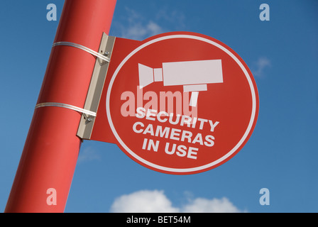 Le telecamere di sicurezza di segno nel parcheggio del centro commerciale molto in Wisconsin, USA Foto Stock