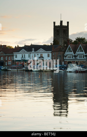 Henley on Thames e il fiume Tamigi al crepuscolo, Oxfordshire, Regno Unito Foto Stock