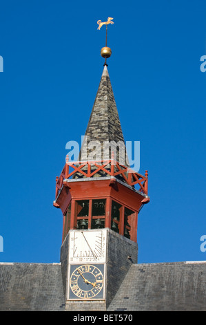 Tetto-torretta con carillon, orologio e meridiana del municipio della città Damme, Fiandre Occidentali, Belgio Foto Stock