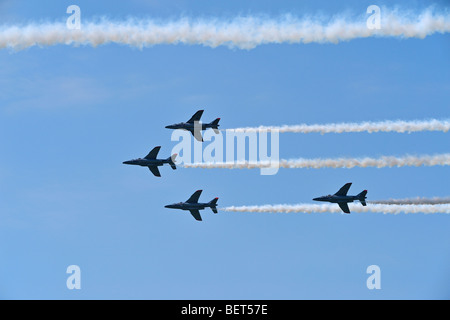 Getti di alfa volare in formazione presso l'esibizione aerea a KOKSIJDE, Belgio Foto Stock