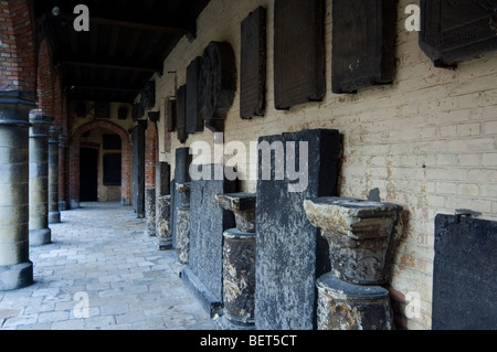 Pietra medievale compresse presso il Museo Gruuthuse, Bruges, Fiandre Occidentali, Belgio Foto Stock