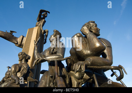 Gruppo scultoreo con fontana a Piazza Het Zand nella città di Bruges, Fiandre Occidentali, Belgio Foto Stock