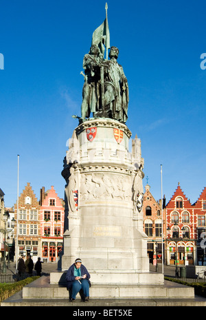 Statua di Jan Breydel e Pieter De Coninck e turisti presso la piazza del mercato di Bruges, Belgio Foto Stock