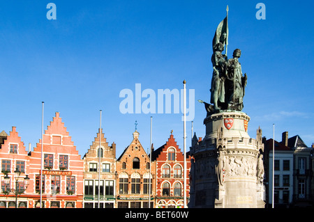 Statua di Jan Breydel e Pieter De Coninck e facciate colorate presso la piazza del mercato di Bruges, Belgio Foto Stock