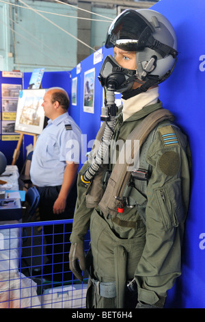 Chiusura del jet fighter pilot indossando il casco a in airshow koksijde, Belgio Foto Stock